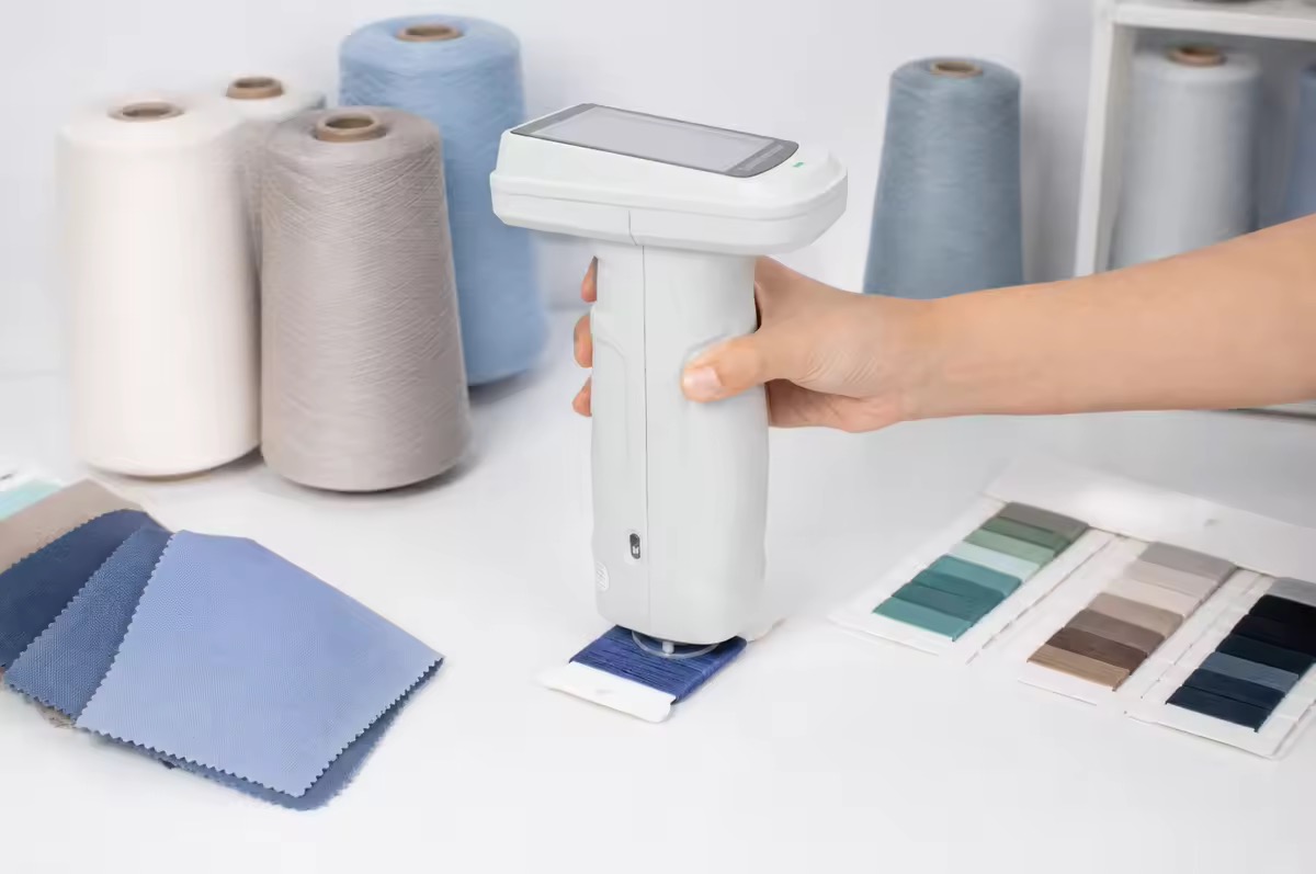 Portable spectrophotometer DS-700D measures textile yarns.JPG